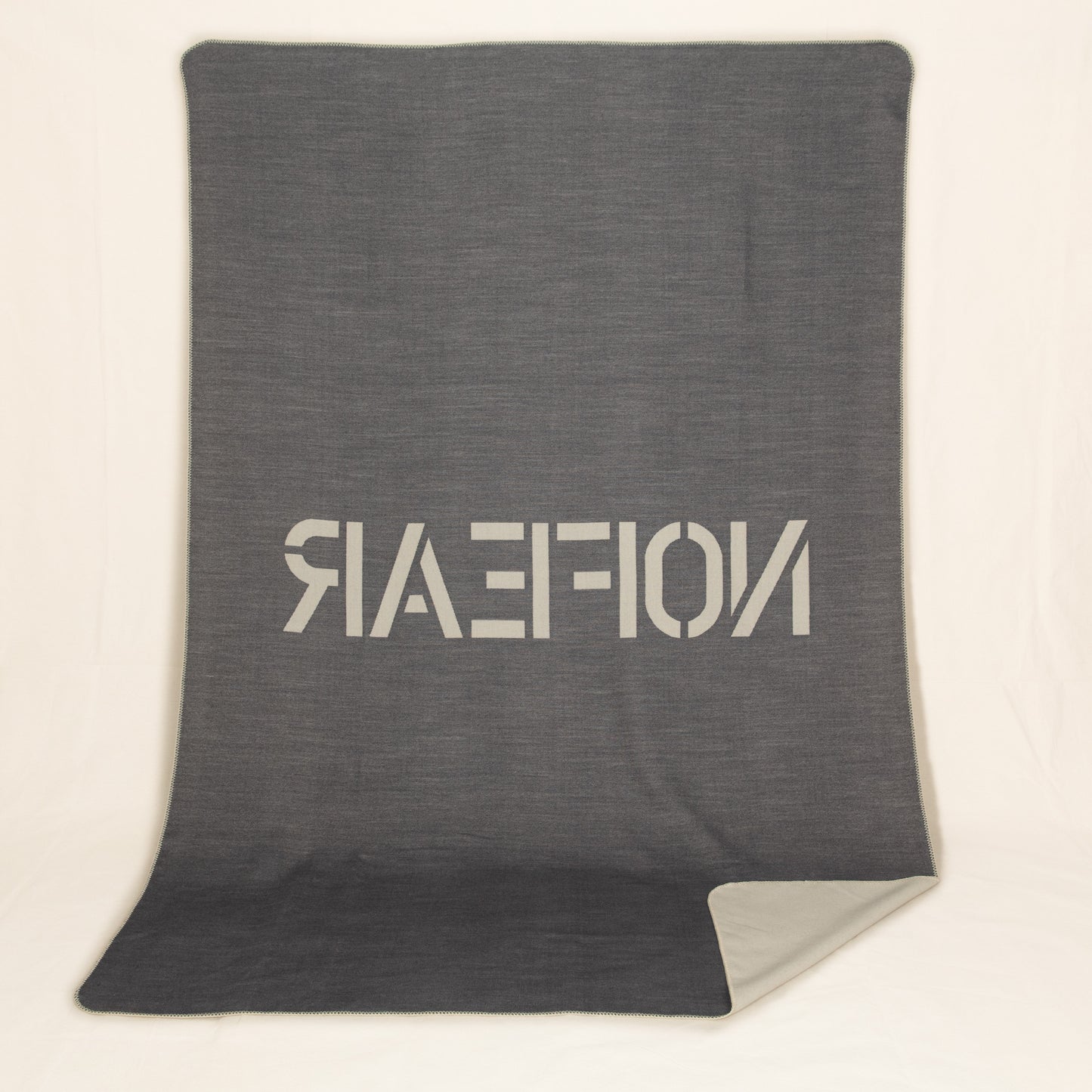 Wolldecke / Throw: NOFEAR Anthrazit/Leinen
