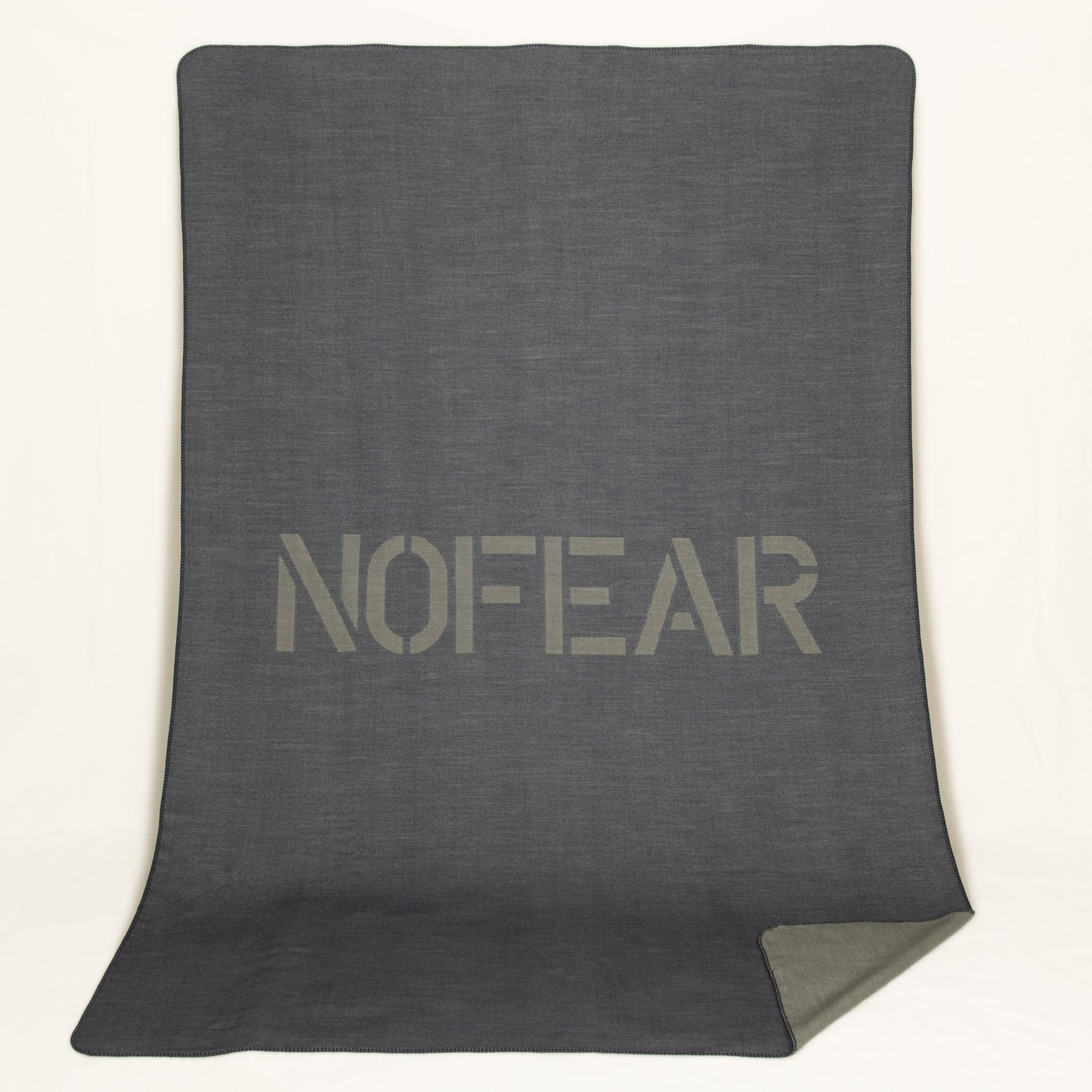 Wolldecke / Throw: NOFEAR Graugrün/Anthrazit