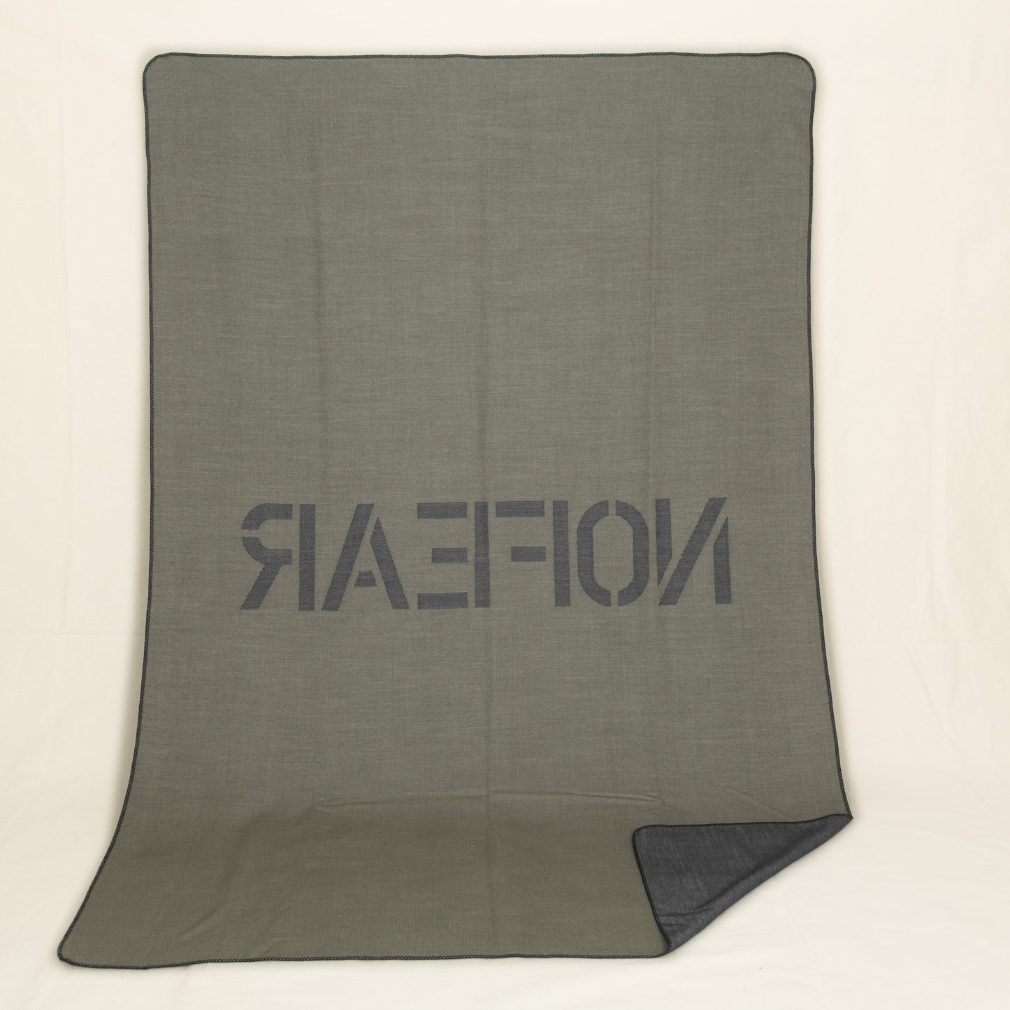Wolldecke / Throw: NOFEAR Graugrün/Anthrazit
