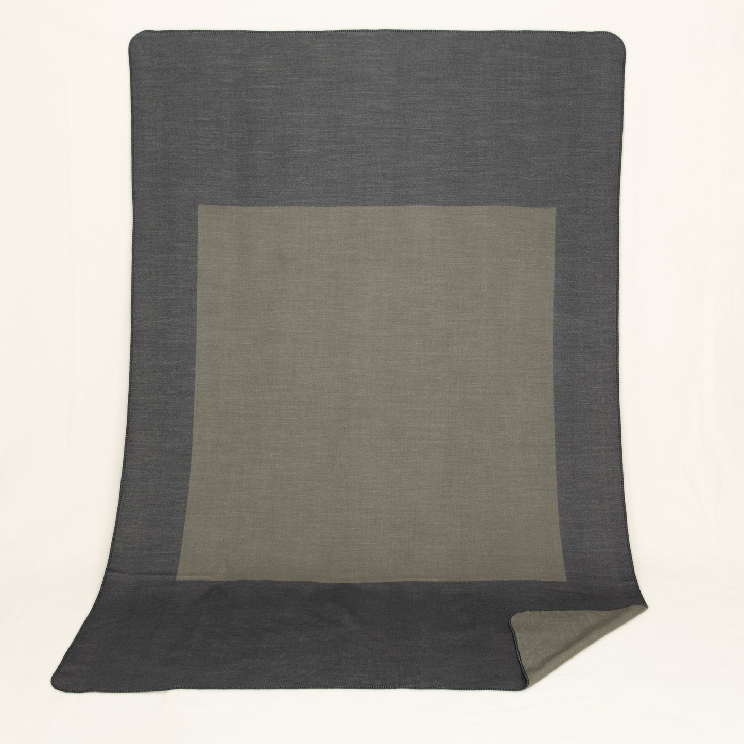 Throw/Wolldecke: SQUARE Graugrün/Anthrazit
